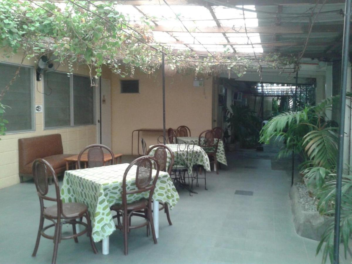 11Th Street Bed And Breakfast Bacolod Esterno foto